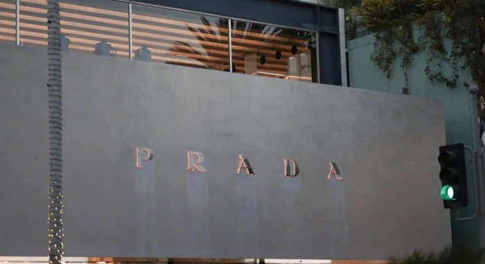 Prada обмисля придобиване на Versace
