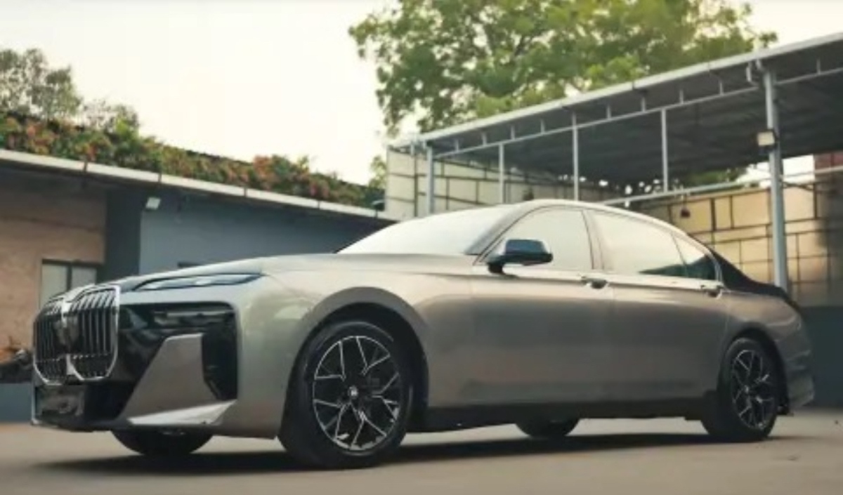 Преобразиха 15-годишно BMW 7 Series с визията на последния модел